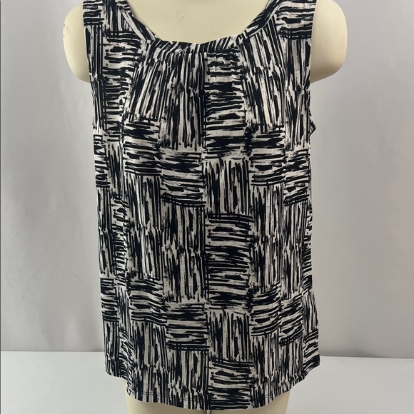 Kasper Tops - NWOT‎ Kasper Black and White Abstract Pleated Sleeveless Blouse Size Medium